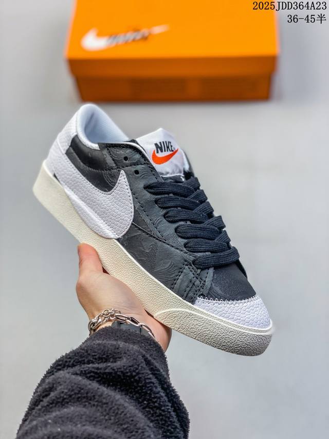 耐克Nike Blazer Mid 77 Jumbo 复古经典开拓者 颇具辨识度的Nike Blazer Mid配色，将于今年回归登场，Swoosh配色填充，鞋