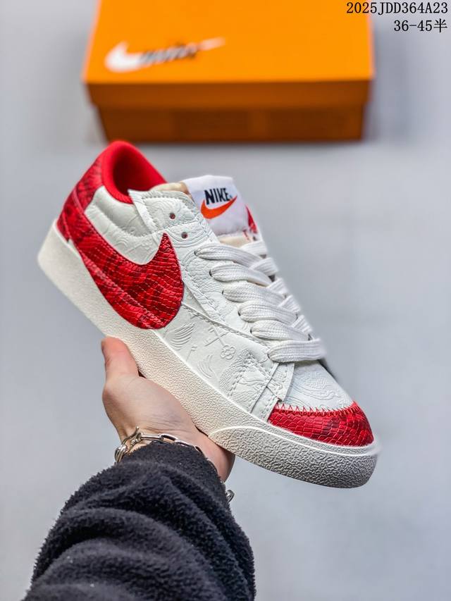 耐克Nike Blazer Mid 77 Jumbo 复古经典开拓者 颇具辨识度的Nike Blazer Mid配色，将于今年回归登场，Swoosh配色填充，鞋