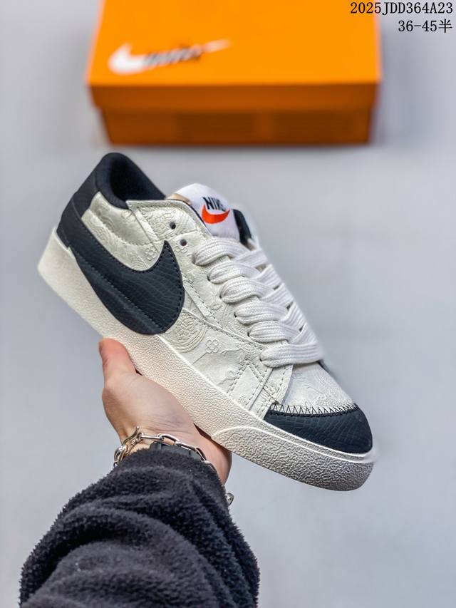 耐克Nike Blazer Mid 77 Jumbo 复古经典开拓者 颇具辨识度的Nike Blazer Mid配色，将于今年回归登场，Swoosh配色填充，鞋 - 点击图像关闭