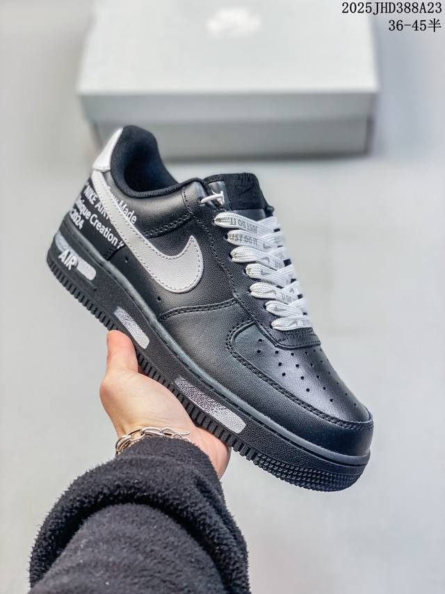 真标带半码 耐克Nike Air Force 1“07空军一号低帮百搭休闲运动板鞋。柔软、弹性十足的缓震性能和出色的中底设计，横跨复古与现代的外型结合，造就出风