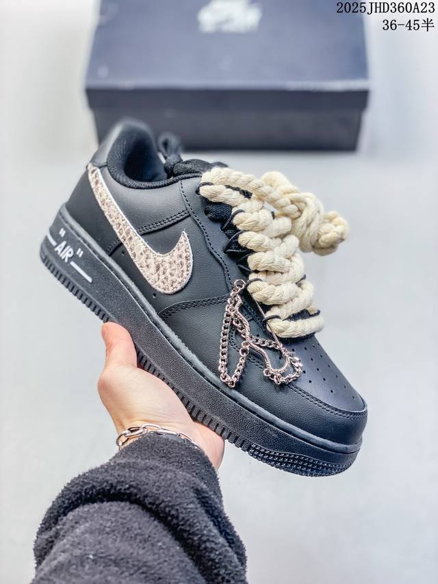 真标带半码 耐克Nike Air Force 1“07空军一号低帮百搭休闲运动板鞋。柔软、弹性十足的缓震性能和出色的中底设计，横跨复古与现代的外型结合，造就出风