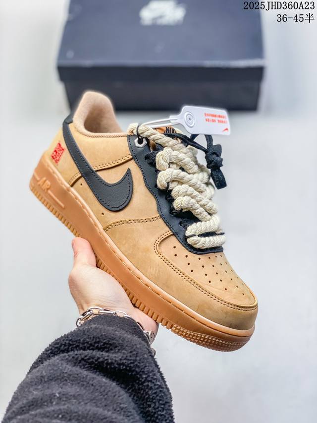 真标带半码 耐克Nike Air Force 1“07空军一号低帮百搭休闲运动板鞋。柔软、弹性十足的缓震性能和出色的中底设计，横跨复古与现代的外型结合，造就出风