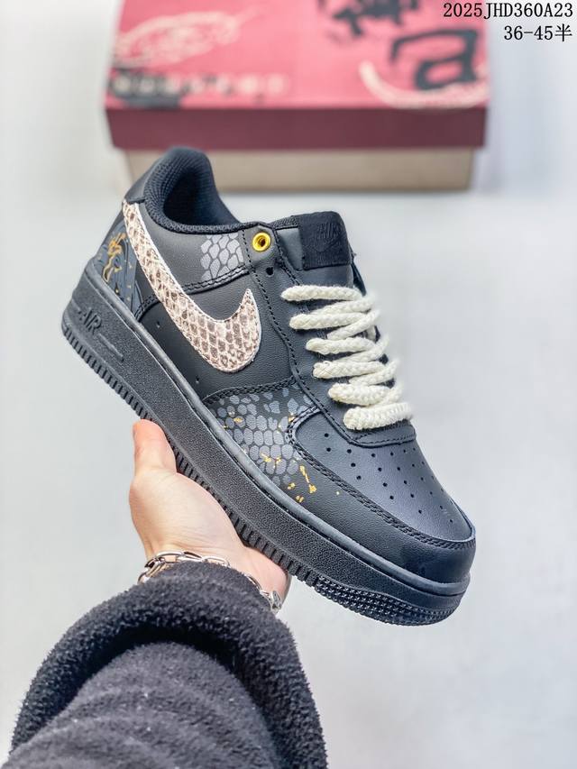 真标带半码 耐克Nike Air Force 1“07空军一号低帮百搭休闲运动板鞋。柔软、弹性十足的缓震性能和出色的中底设计，横跨复古与现代的外型结合，造就出风 - 点击图像关闭