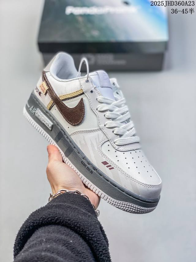 真标带半码 耐克Nike Air Force 1“07空军一号低帮百搭休闲运动板鞋。柔软、弹性十足的缓震性能和出色的中底设计，横跨复古与现代的外型结合，造就出风