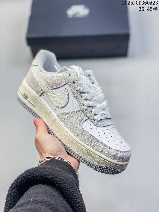 真标带半码 耐克Nike Air Force 1“07空军一号低帮百搭休闲运动板鞋。柔软、弹性十足的缓震性能和出色的中底设计，横跨复古与现代的外型结合，造就出风