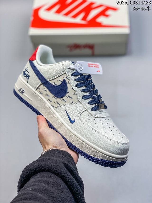 耐克 Nike Air Force 1 ’07 空军一号低帮百搭休闲运动板鞋。柔软、弹性十足的缓震性能和出色的中底设计，横跨复古与现代的外型结合，造就出风靡全球