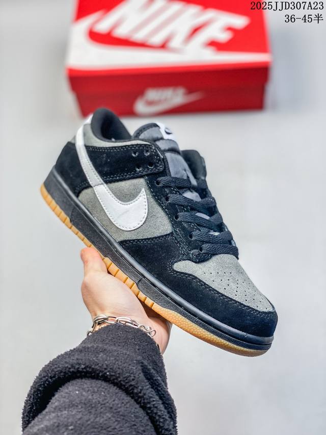 真标 耐克 Nike Sb Dunk Low Pro 男女同款运动鞋复古板鞋，尽情迈步，彰显个性风采。采用柔软皮革鞋面，经久耐穿，塑就如元年款 Dunk 般的复