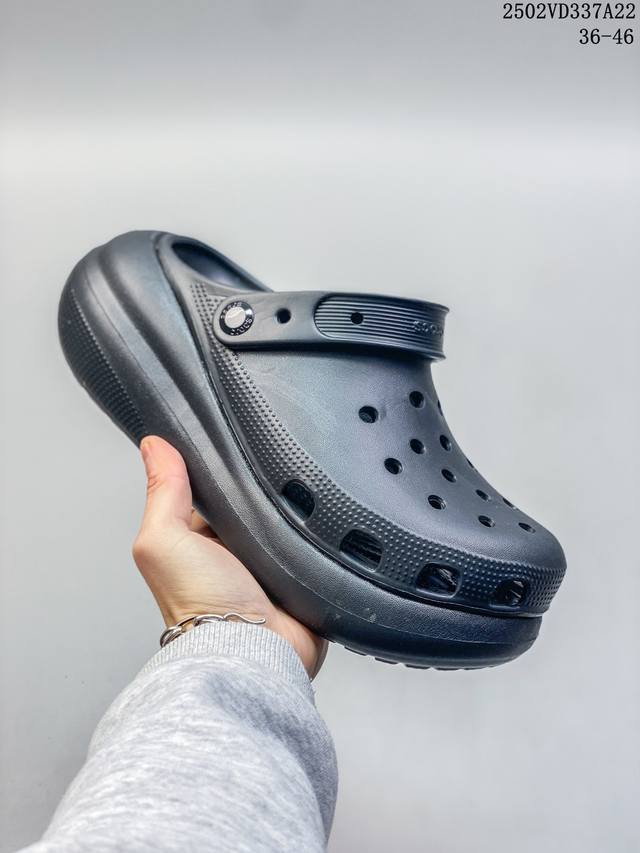 Crocs Classic Clog 卡骆驰休闲沙滩洞洞鞋拖鞋凉鞋泡芙鞋 透明防水袋包装 注意配件需单独购买 超轻Croslite专利材料打造 鞋面更加耐用易清