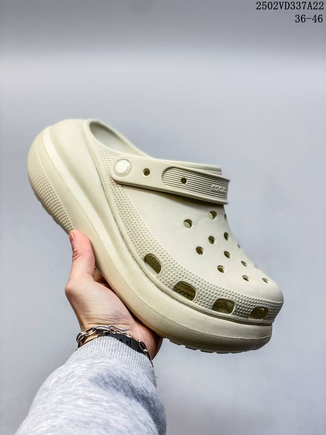 Crocs Classic Clog 卡骆驰休闲沙滩洞洞鞋拖鞋凉鞋泡芙鞋 透明防水袋包装 注意配件需单独购买 超轻Croslite专利材料打造 鞋面更加耐用易清