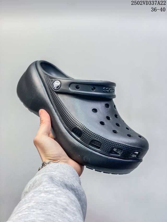 公司级卡骆驰Crocs Classic Clog 卡骆驰全系列休闲沙滩洞洞拖鞋凉鞋 超轻Croslite专利材料打造 鞋面更加耐用易清洗 该鞋款轻盈舒适 200