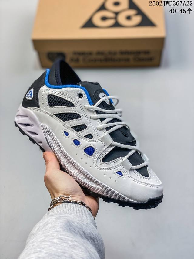 Nike Acg Air Exploraid百搭舒适低帮徒步鞋，鞋身 包裹弹性内靴式结构，中顶轮廓和安全的鞋带系统提供卓越的脚踝支撑，有助于在变化多端的地形提供