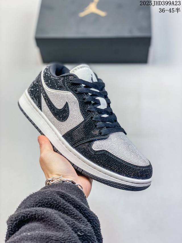 乔一周身满钻点缀，奢华耀眼定制配色！头层Air Jordan 1 Low “Black Toe” 钻石低帮 但确实增加了一些小调整。白色皮革作为基础，而白色皮革