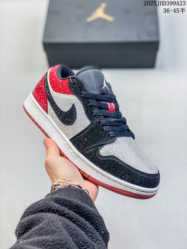 乔一周身满钻点缀，奢华耀眼定制配色！头层Air Jordan 1 Low “Black Toe” 钻石低帮 但确实增加了一些小调整。白色皮革作为基础，而白色皮革