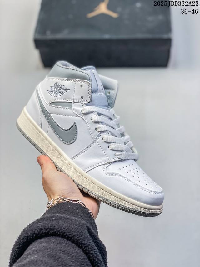 真标带半码 耐克 Nike Air Jordan 1 Retro High Og 乔丹一代篮球鞋复刻运动鞋 皮面高帮板鞋的设计灵感源自运动夹克，带你重温入选球队