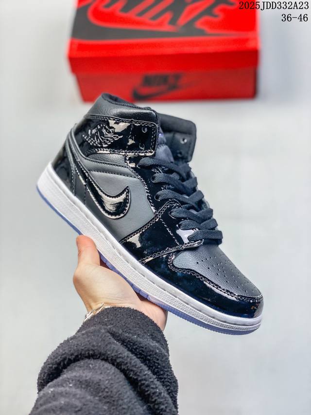 真标带半码 耐克 Nike Air Jordan 1 Retro High Og 乔丹一代篮球鞋复刻运动鞋 皮面高帮板鞋的设计灵感源自运动夹克，带你重温入选球队