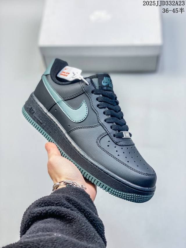 真标耐克Nike Air Force 1“07空军一号低帮百搭休闲运动板鞋。柔软、弹性十足的缓震性能和出色的中底设计，横跨复古与现代的外型结合，造就出风靡全球三