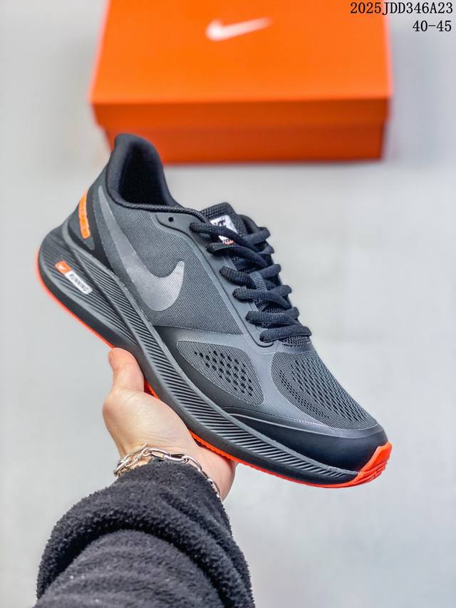 耐克Nike Zoom Winflo 登月7X网面 轻质 休闲运动跑步鞋。采用了后掌气垫 Air-Zoom 的设计，升级中底为Cushlon St，材质上更显得