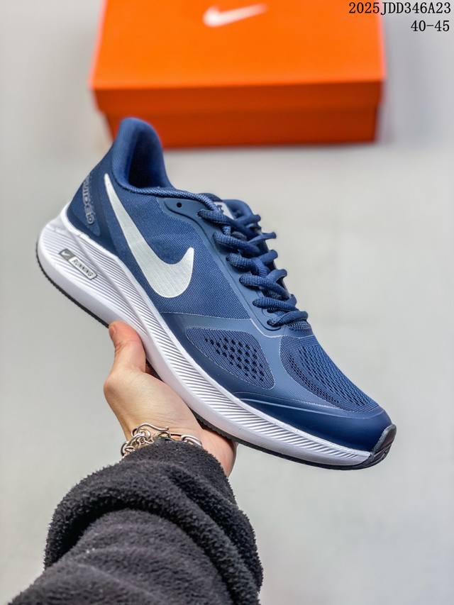 耐克Nike Zoom Winflo 登月7X网面 轻质 休闲运动跑步鞋。采用了后掌气垫 Air-Zoom 的设计，升级中底为Cushlon St，材质上更显得