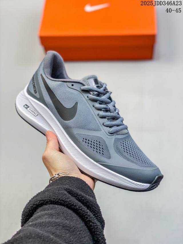 耐克Nike Zoom Winflo 登月7X网面 轻质 休闲运动跑步鞋。采用了后掌气垫 Air-Zoom 的设计，升级中底为Cushlon St，材质上更显得