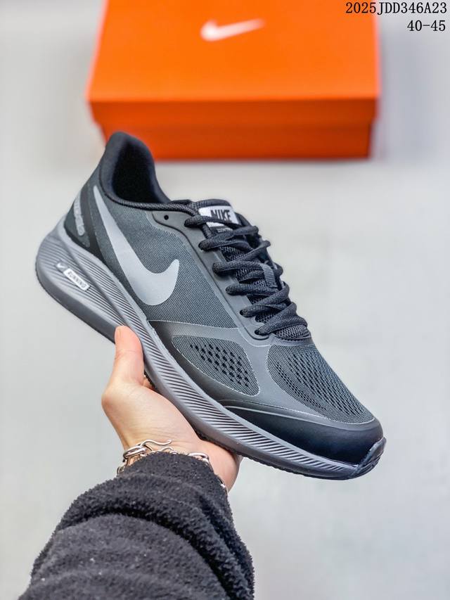 耐克Nike Zoom Winflo 登月7X网面 轻质 休闲运动跑步鞋。采用了后掌气垫 Air-Zoom 的设计，升级中底为Cushlon St，材质上更显得