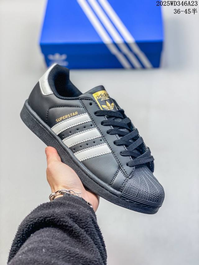 阿迪达斯 Adidas Superstar 三叶草经典贝壳头系列 新款休闲板鞋潮流男女士运动鞋 。鞋面柔软皮革材质 标志性的贝壳鞋头，锯齿三条纹，简约的线条。就