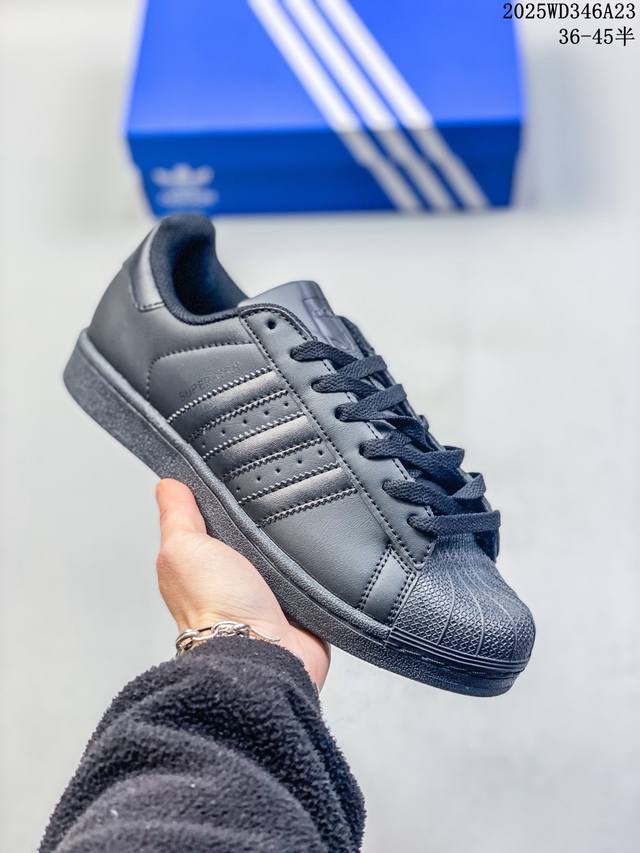 阿迪达斯 Adidas Superstar 三叶草经典贝壳头系列 新款休闲板鞋潮流男女士运动鞋 。鞋面柔软皮革材质 标志性的贝壳鞋头，锯齿三条纹，简约的线条。就