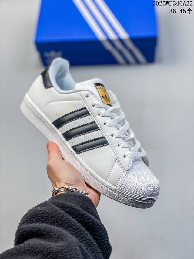 阿迪达斯 Adidas Superstar 三叶草经典贝壳头系列 新款休闲板鞋潮流男女士运动鞋 。鞋面柔软皮革材质 标志性的贝壳鞋头，锯齿三条纹，简约的线条。就