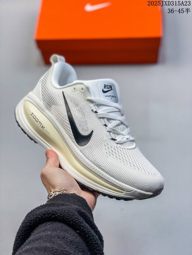 公司级Nike Vomero 18 耐克 舒适减震防滑 低帮跑步鞋 全掌Reactx泡绵中底 前掌和后跟还配备了Air Zoom气垫单元 据说跑起来更快更舒适哦