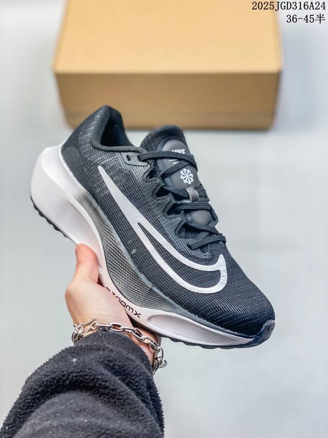 耐克 Nike Zoom Fly 5 运动鞋男女士公路跑鞋竞速跑步鞋厚底增高老爹鞋。采用耐用的设计，不仅可以部署在您最喜欢的比赛的起跑线上，还可以部署在征服后的