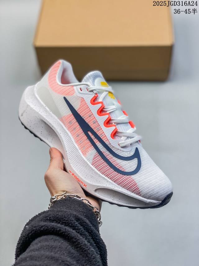 耐克 Nike Zoom Fly 5 运动鞋男女士公路跑鞋竞速跑步鞋厚底增高老爹鞋。采用耐用的设计，不仅可以部署在您最喜欢的比赛的起跑线上，还可以部署在征服后的