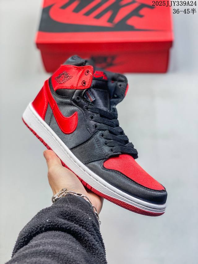 作为Air Jordan 1的元年配色之一，自1985年首次面世以来就有着超高的人气。 鞋身以优质皮革材质覆盖，并采用与元年相同的修长`85鞋型！标志性黑 红色