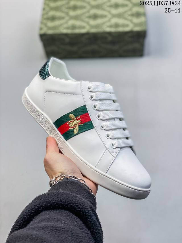 意大利时装奢饰品牌 古驰Gucci Ace Embroidered Low-Top 拼色刺绣系列经典低帮百搭休闲运动小白板鞋“皮革黑深蓝红小蜜蜂”429446