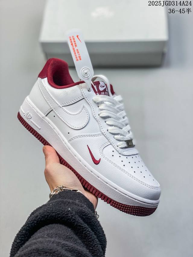 真标耐克Nike Air Force 1“07空军一号低帮百搭休闲运动板鞋。柔软、弹性十足的缓震性能和出色的中底设计，横跨复古与现代的外型结合，造就出风靡全球三