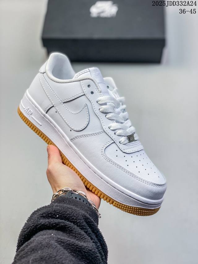 真标带半码 耐克Nike Air Force 1“07空军一号低帮百搭休闲运动板鞋。柔软、弹性十足的缓震性能和出色的中底设计，横跨复古与现代的外型结合，造就出风