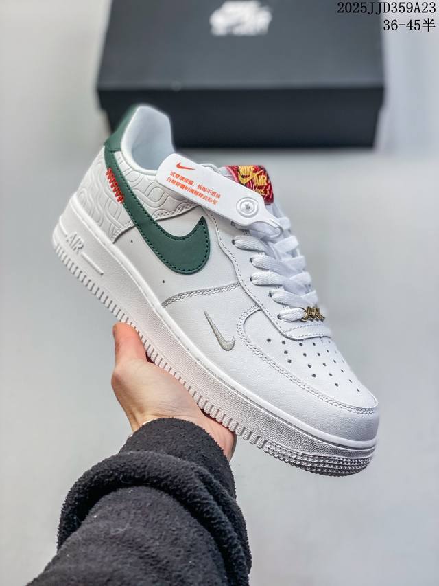 公司级带半码 耐克Nike Air Force 1“07空军一号低帮百搭休闲运动板鞋。柔软、弹性十足的缓震性能和出色的中底设计，横跨复古与现代的外型结合，造就出