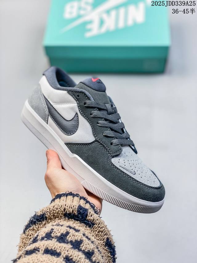 真标耐克Nike Sb Force 58是一款将前沿创新带入街头的单品，它具有硫化杯底，具有出色的耐用性和灵活性。使用帆布和绒面革，在饰面上放置通风口，它自始至