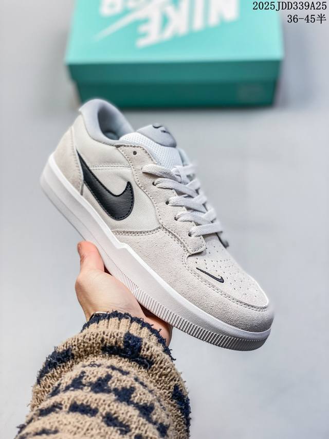 真标耐克Nike Sb Force 58是一款将前沿创新带入街头的单品，它具有硫化杯底，具有出色的耐用性和灵活性。使用帆布和绒面革，在饰面上放置通风口，它自始至