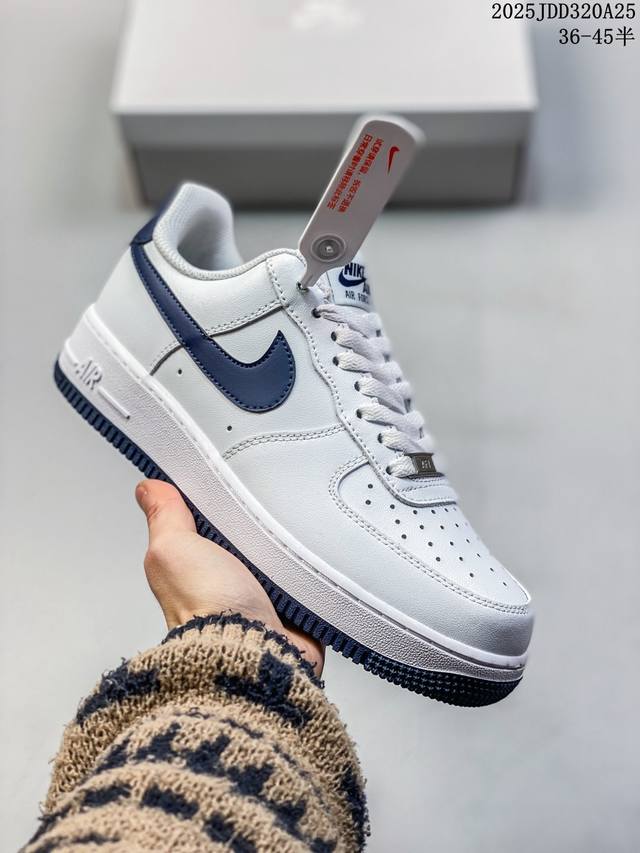 真标耐克Nike Air Force 1“07空军一号低帮百搭休闲运动板鞋。柔软、弹性十足的缓震性能和出色的中底设计，横跨复古与现代的外型结合，造就出风靡全球三