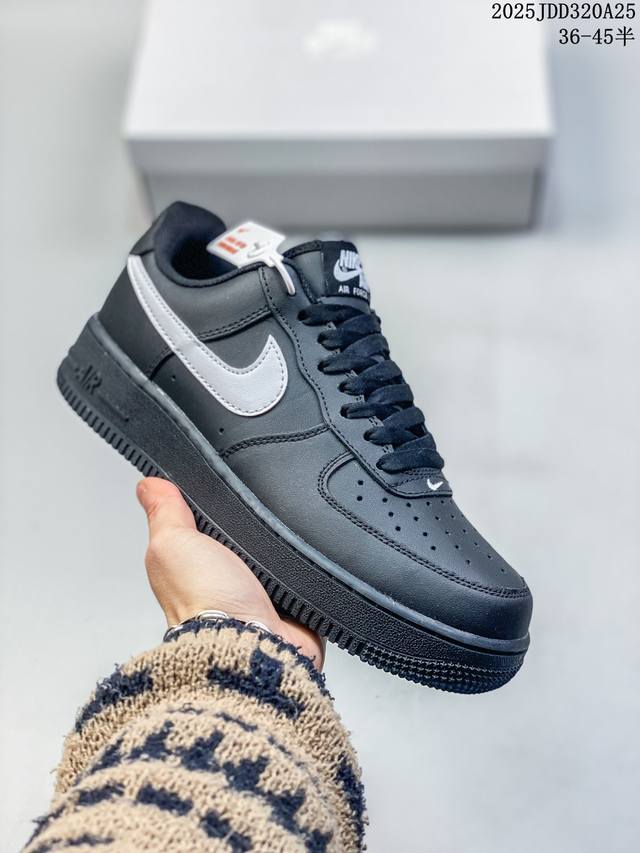 真标耐克Nike Air Force 1“07空军一号低帮百搭休闲运动板鞋。柔软、弹性十足的缓震性能和出色的中底设计，横跨复古与现代的外型结合，造就出风靡全球三