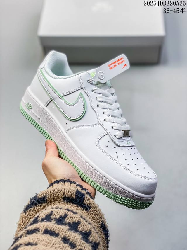 真标耐克Nike Air Force 1“07空军一号低帮百搭休闲运动板鞋。柔软、弹性十足的缓震性能和出色的中底设计，横跨复古与现代的外型结合，造就出风靡全球三