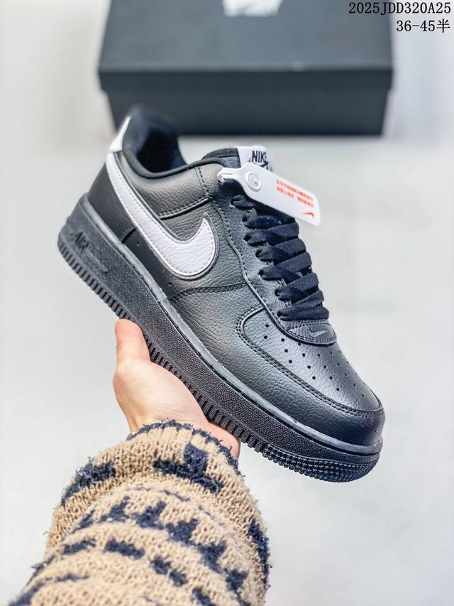 真标耐克Nike Air Force 1“07空军一号低帮百搭休闲运动板鞋。柔软、弹性十足的缓震性能和出色的中底设计，横跨复古与现代的外型结合，造就出风靡全球三