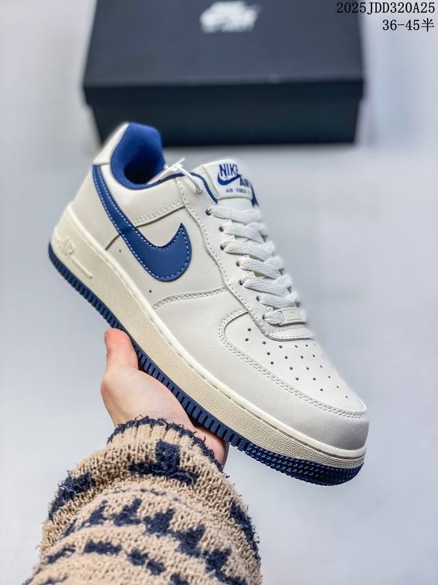 真标耐克Nike Air Force 1“07空军一号低帮百搭休闲运动板鞋。柔软、弹性十足的缓震性能和出色的中底设计，横跨复古与现代的外型结合，造就出风靡全球三 - 点击图像关闭