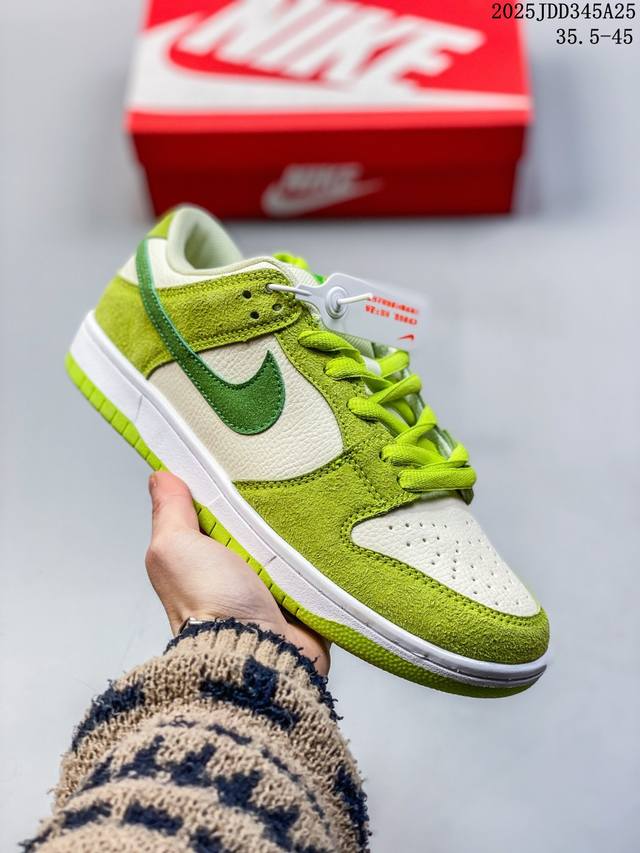 耐克Nike Sb Dunk Low 扣篮系列复古低帮休闲运动滑板板鞋。采用脚感柔软舒适Zoomair气垫，有效吸收滑板等极限运动在落地时带来的冲击力，为街头运