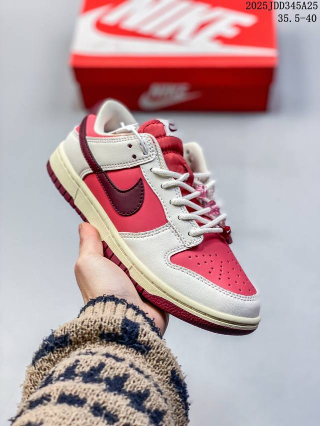 耐克Nike Sb Dunk Low 扣篮系列复古低帮休闲运动滑板板鞋。采用脚感柔软舒适Zoomair气垫，有效吸收滑板等极限运动在落地时带来的冲击力，为街头运