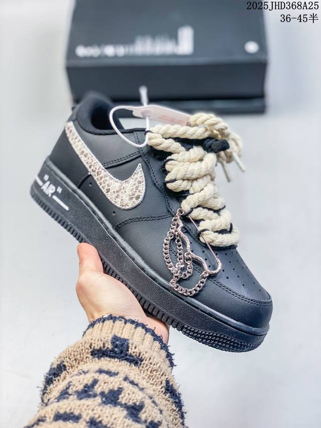 真标耐克Nike Air Force 1“07空军一号低帮百搭休闲运动板鞋。柔软、弹性十足的缓震性能和出色的中底设计，横跨复古与现代的外型结合，造就出风靡全球三