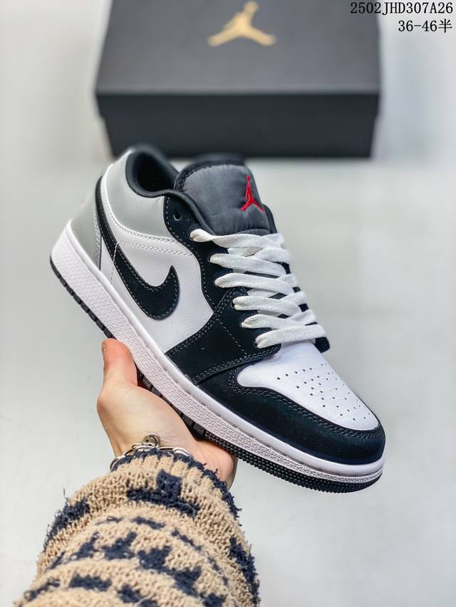 头层皮带半码Air Jordan 1 Low Aj1乔1低帮休闲板鞋 同步官方配色 原档冲孔鞋头 正确满胶鞋垫 四线拉帮 原厂织唛标 鞋舌高弹海绵填充。 Siz