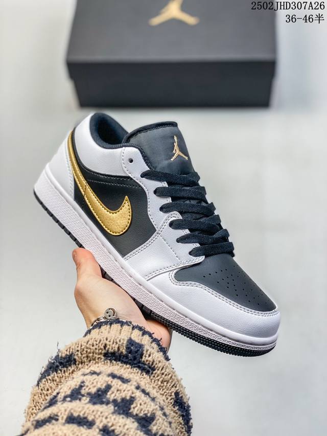 头层皮带半码Air Jordan 1 Low Aj1乔1低帮休闲板鞋 同步官方配色 原档冲孔鞋头 正确满胶鞋垫 四线拉帮 原厂织唛标 鞋舌高弹海绵填充。 Siz