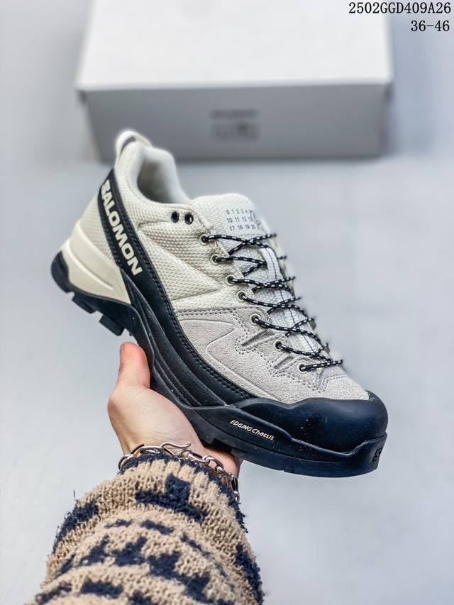 Salomon Mm6萨洛蒙联名X-Alp户外休闲运动鞋 全新的Mim6 × Salomon X-Alp完全保留了鞋款原始的轮廓和形状，依靠关键的设计特征，例如