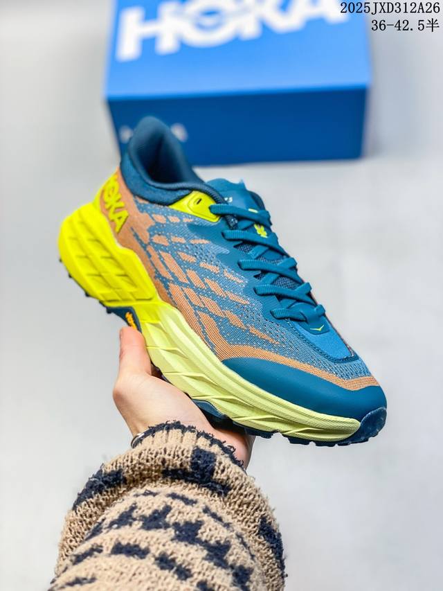 公司级小红书推荐Hoka M Speedgoat 5全新配色 这个品牌来自于新西兰的毛利语，Hoka表示大地，One One表示飞越，连起来就是飞越地平线，On