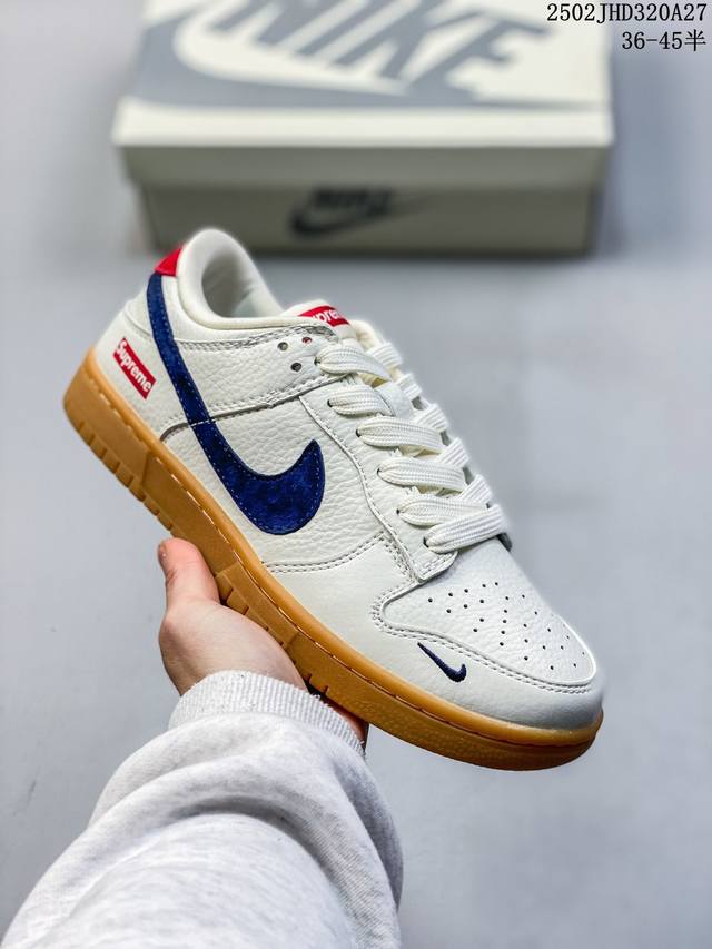 Stussy X Nike Dunk Low 流沙金 此款主张打破传统的工业化流水线设计限制，以Made By Ideas的超级创意为理念，集结众多潮流设计师，